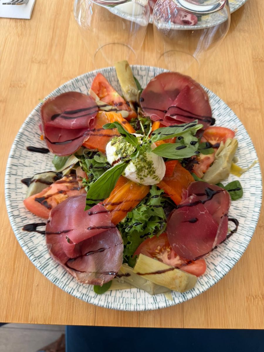 Salade Toscane : bresaola, artichauts, mozzarella et poivrons grillés
