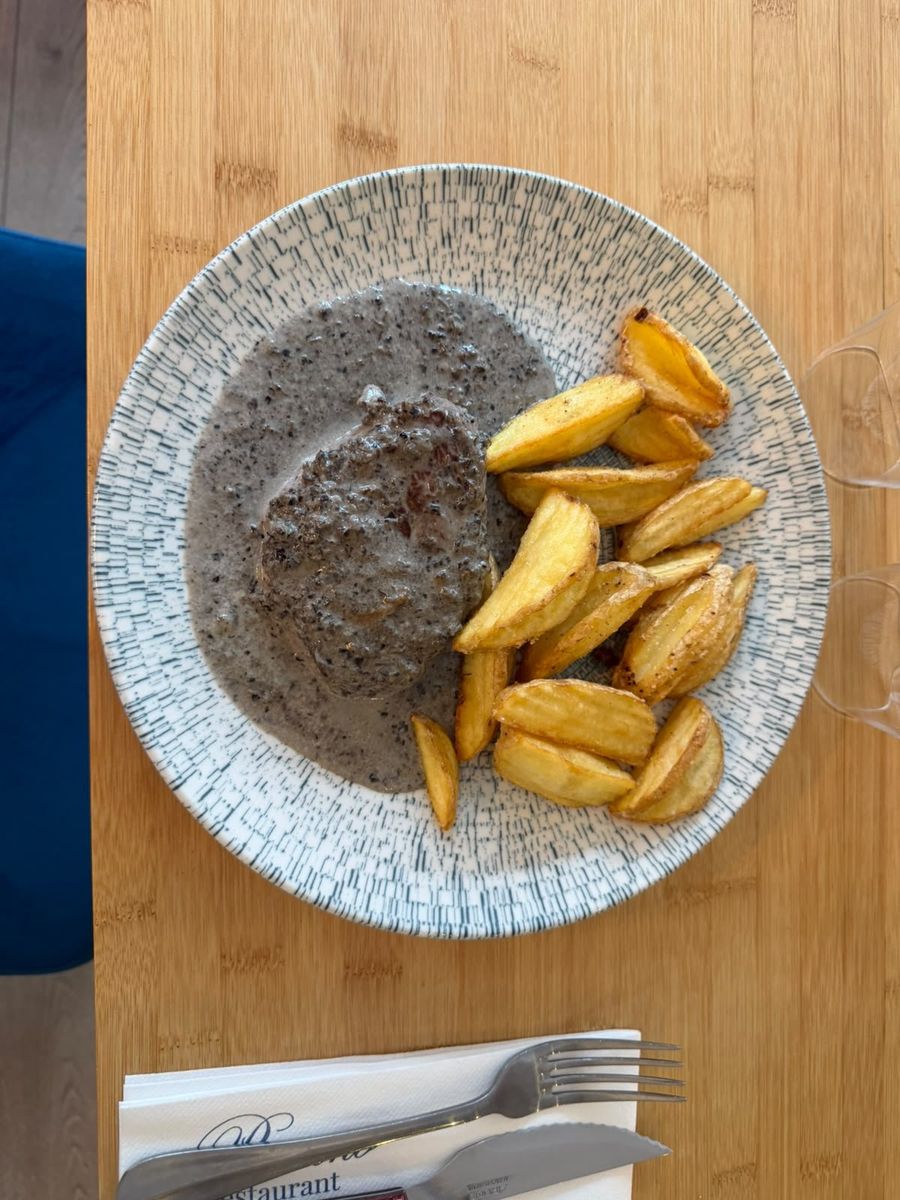 Pavé de bœuf, sauce au poivre et pommes de terre rôties