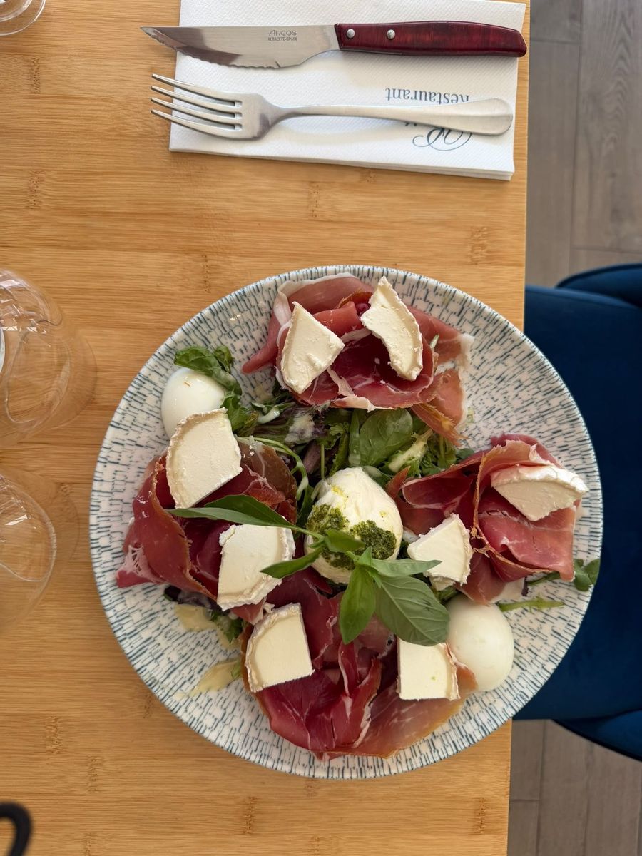 Salade Positano : jambon de Parme, chèvre, mozzarella et œuf dur