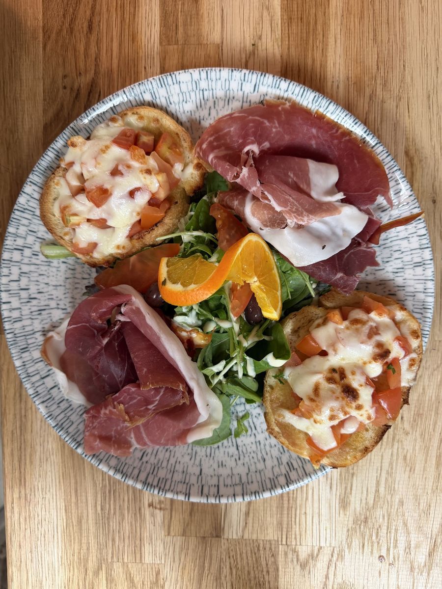 Bruschette au jambon de Parme, roquette et tomates